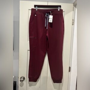 Figs women’s high waisted Zamora 2.0 scrub pants in burgundy. XL. New with tags!